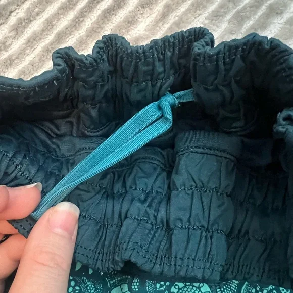 Lululemon Tracker Short IV (4”) in Pretty Lace Bali Breeze - Size 4 - Picture 6 of 6